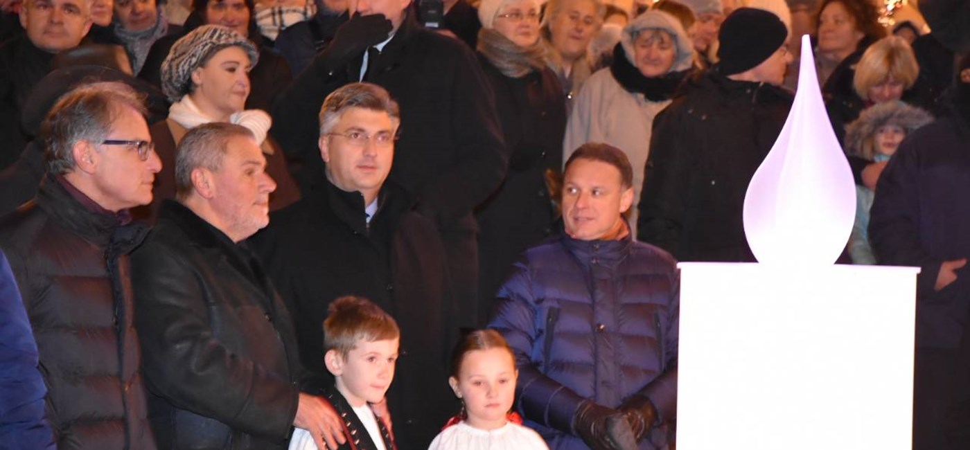 Predsjednik Vlade Andrej Plenković na paljenju prve Adventske svijeće i na otvorenju Ledenog parka